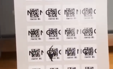 批量SMT高溫標簽序列號打印與缺陷檢測一體化系統(tǒng)