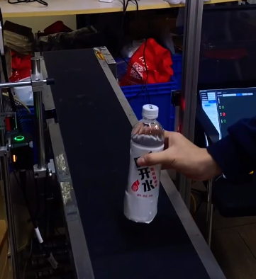 流水線側面安裝智能讀碼器，數據自動比對，掃碼成功綠燈亮，掃不上 / 混料立即紅燈報警 + 停機，從源頭防錯料，提升生產效率.png